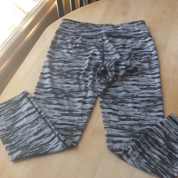 Black & Grey Workout Leggings in JUNIORS Medium - Picture 3 of 6